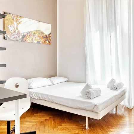 Chic Joivy Flats In The Centre Milan